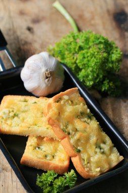 Ekmek sarımsak tereyağı ile