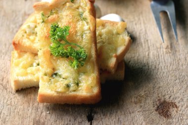 Ekmek sarımsak tereyağı ile