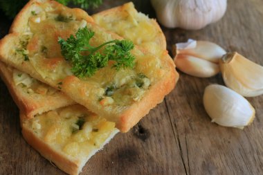 Ekmek sarımsak tereyağı ile