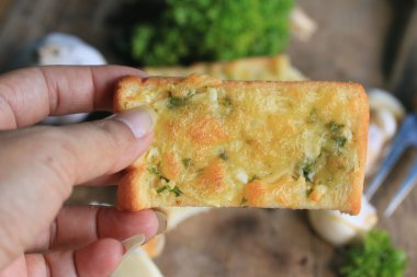 Ekmek sarımsak tereyağı ile