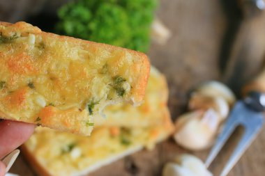 Ekmek sarımsak tereyağı ile