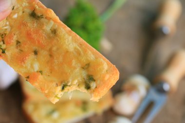 Ekmek sarımsak tereyağı ile