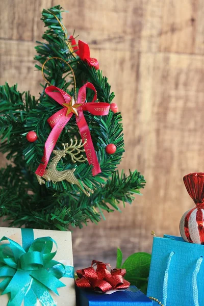 Caja de regalo decorativa de Navidad — Foto de Stock