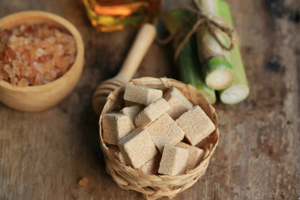 Organik şeker kamışı küpleri