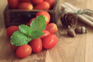 taze domates ile nane yaprakları