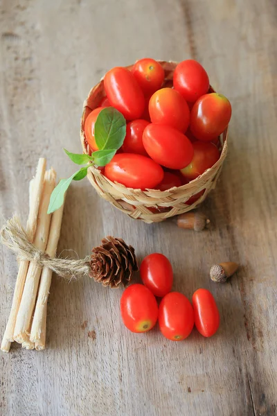 Färska tomater med mynta blad — Stockfoto