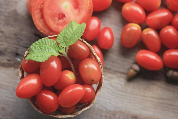 Färska tomater med mynta blad — Stockfoto