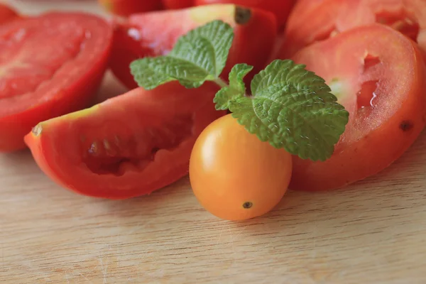 新鮮なトマトとミントを葉します。 — ストック写真
