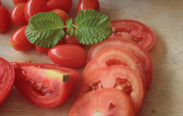新鮮なトマトとミントを葉します。 — ストック写真