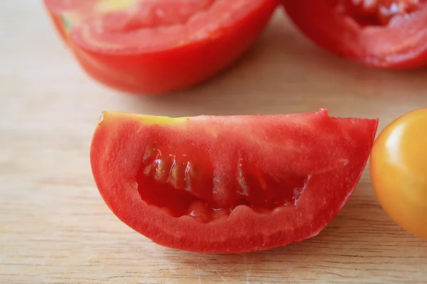 Tomates frescos con hojas de menta — Foto de Stock