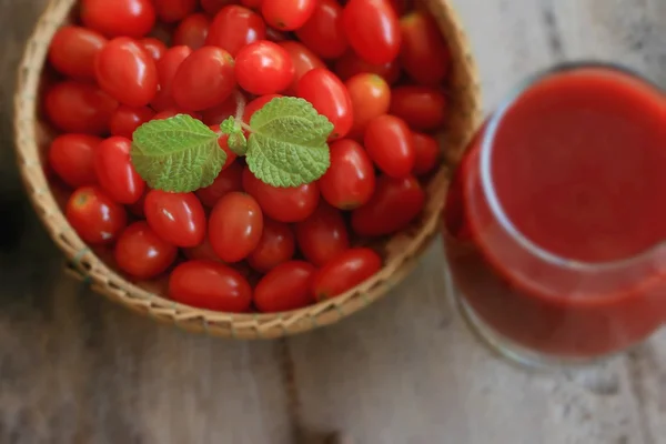 Fresh tomatoes with juices — Stock Photo, Image