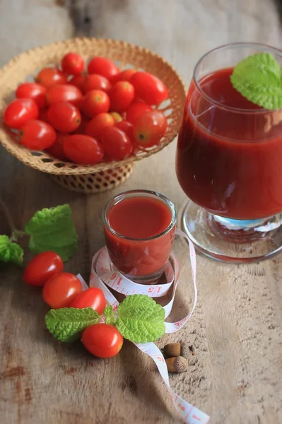 Tomates fraîches avec jus — Photo