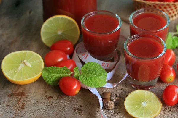 Tomates frescos com sucos — Fotografia de Stock