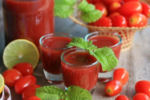 Tomates frescos con zumos — Foto de Stock