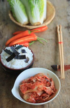 Kimchi lahana ve haşlanmış pirinç