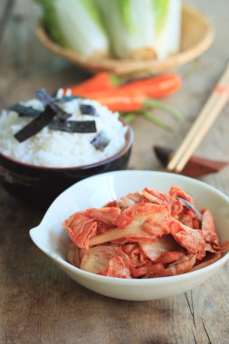 Kimchi lahana ve haşlanmış pirinç