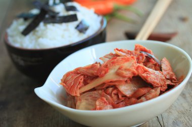 Kimchi lahana ve haşlanmış pirinç