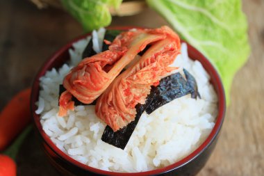 Kimchi lahana ve haşlanmış pirinç