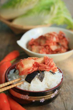 Kimchi lahana ve haşlanmış pirinç