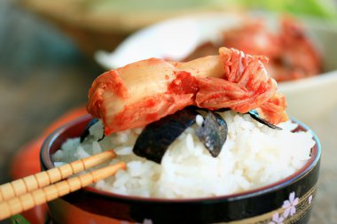 Kimchi lahana ve haşlanmış pirinç