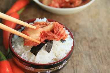 Kimchi lahana ve haşlanmış pirinç