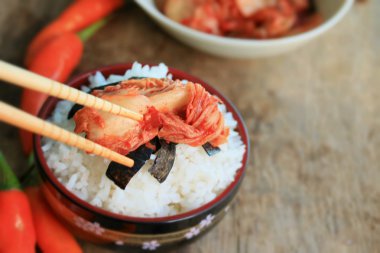 Kimchi lahana ve haşlanmış pirinç