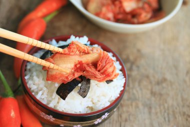 Kimchi lahana ve haşlanmış pirinç