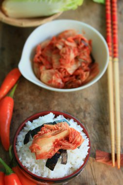 Kimchi lahana ve haşlanmış pirinç
