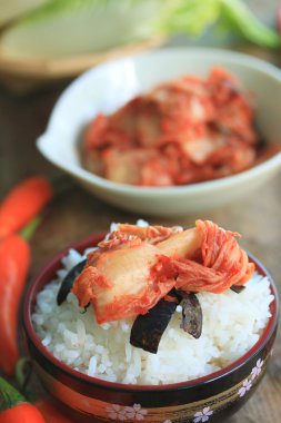 Kimchi lahana ve haşlanmış pirinç