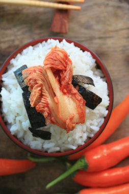 Kimchi lahana ve haşlanmış pirinç