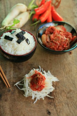Kimchi turp haşlanmış pirinç
