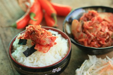 Kimchi turp haşlanmış pirinç