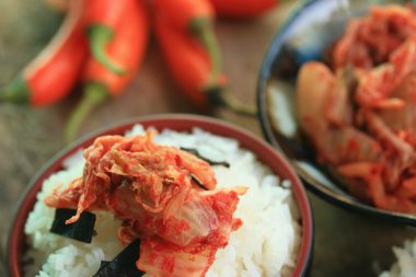 Kimchi turp haşlanmış pirinç