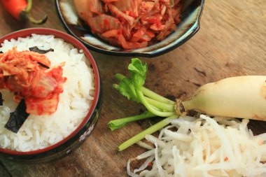Kimchi turp haşlanmış pirinç