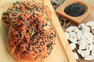 Siyah susam ile kepekli ekmek