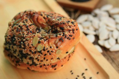 Siyah susam ile kepekli ekmek