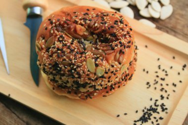 Siyah susam ile kepekli ekmek