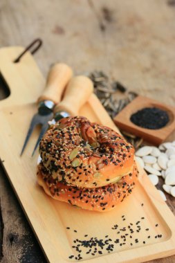 Siyah susam ile kepekli ekmek