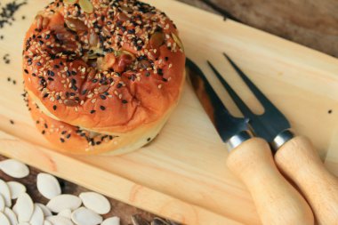 Siyah susam ile kepekli ekmek