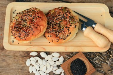 Siyah susam ile kepekli ekmek