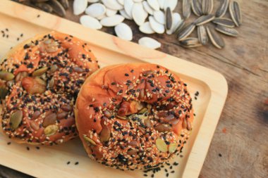 Siyah susam ile kepekli ekmek