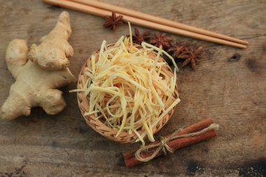 Taze zencefil ile dilimlenmiş