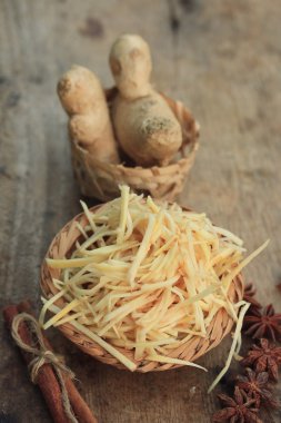 Taze zencefil ile dilimlenmiş