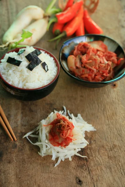 Ravanello kimchi con riso al vapore — Foto Stock