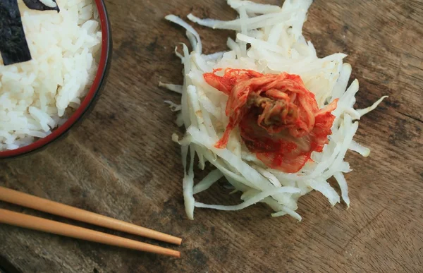 Rábano kimchi con arroz al vapor — Foto de Stock