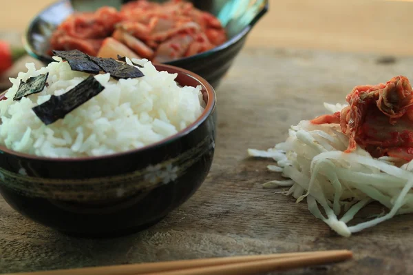 Kimchi Rettich mit gedünstetem Reis — Stockfoto