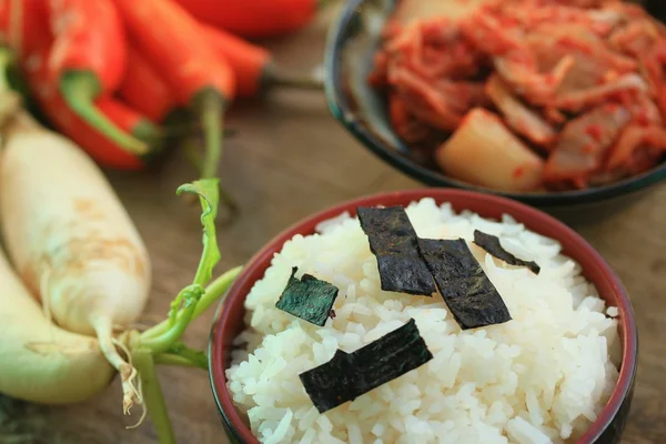 Rábano kimchi con arroz al vapor —  Fotos de Stock