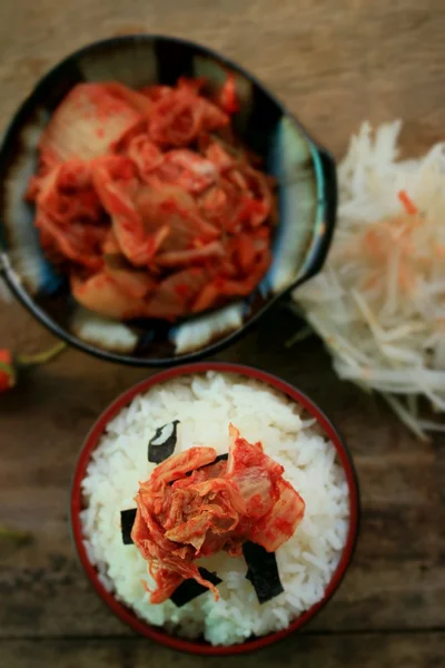 Kimchi Rettich mit gedünstetem Reis — Stockfoto