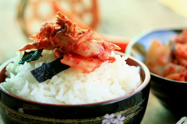 Kimchi Rettich mit gedünstetem Reis — Stockfoto