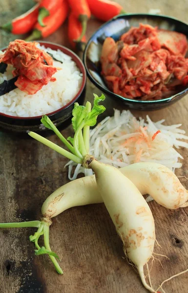 Ravanello kimchi con riso al vapore — Foto Stock